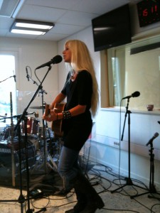 120928 Nilla Nielsen live i radion 3